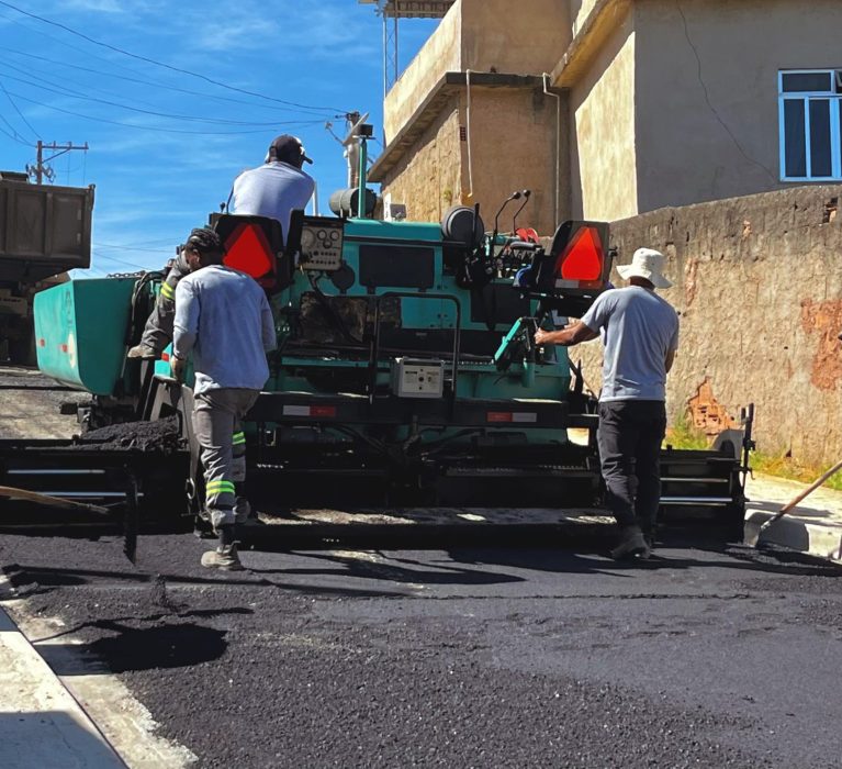 Asfalto chega ao Morro da Caixa D´ água, em Japeri,  após cinco décadas   