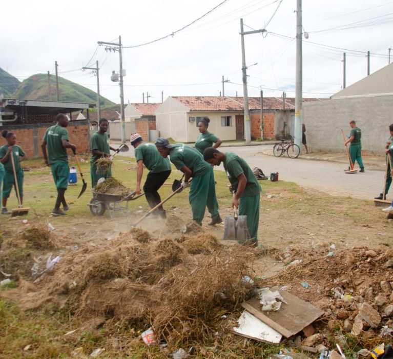 Trabalhadores do município fazem a limpeza das ruas diariamente 