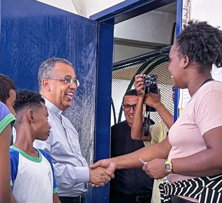 Bispo Diocesano Dom Gilson realiza visita pastoral ao CIEP 401