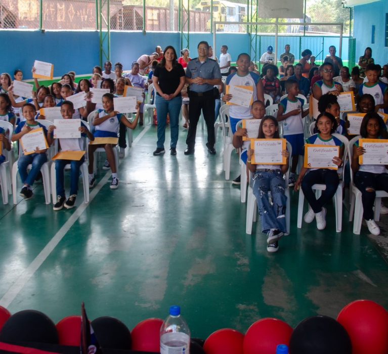 Sessenta alunos da Escola Municipal Frei Maurício Viann se formam no programa PROERD