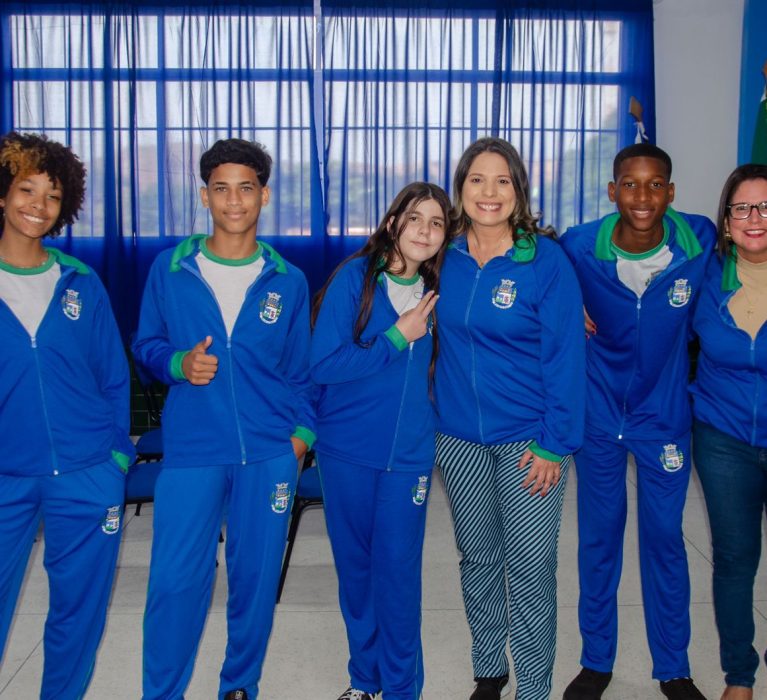 Alunos da Rede Municipal de Japeri recebem uniforme de inverno
