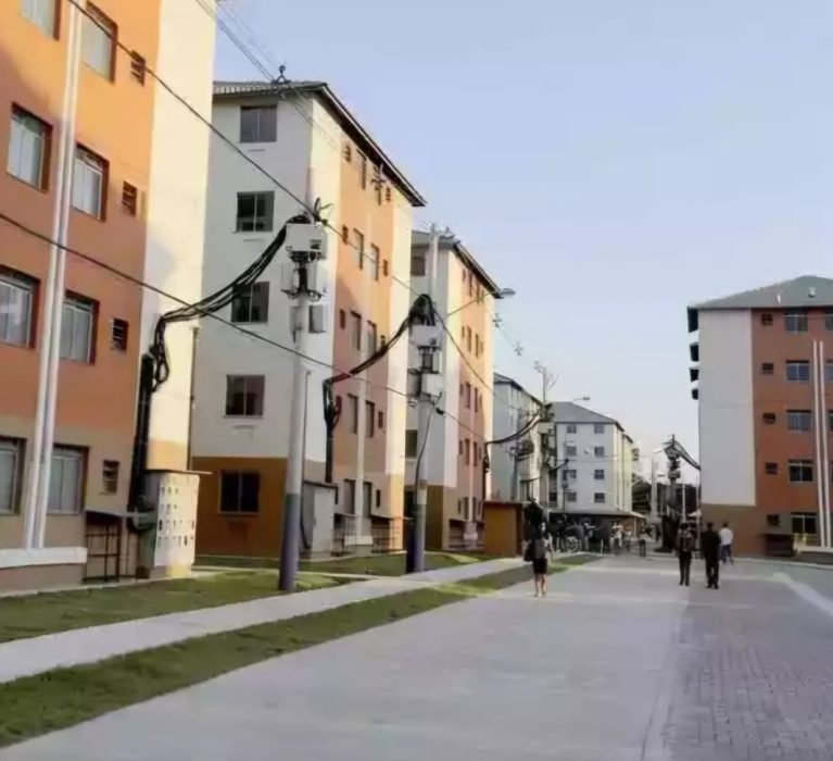 Prefeitura assina primeiro contrato do Programa Minha Casa, Minha Vida