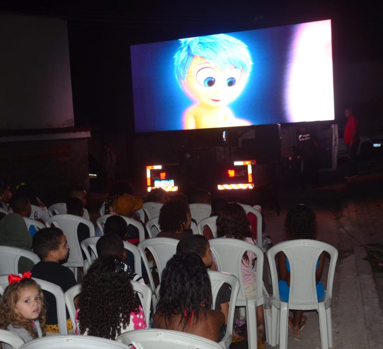 Cinema nos Bairros já levou o filme “Divertidamente” para mais de 1300 crianças de Japeri