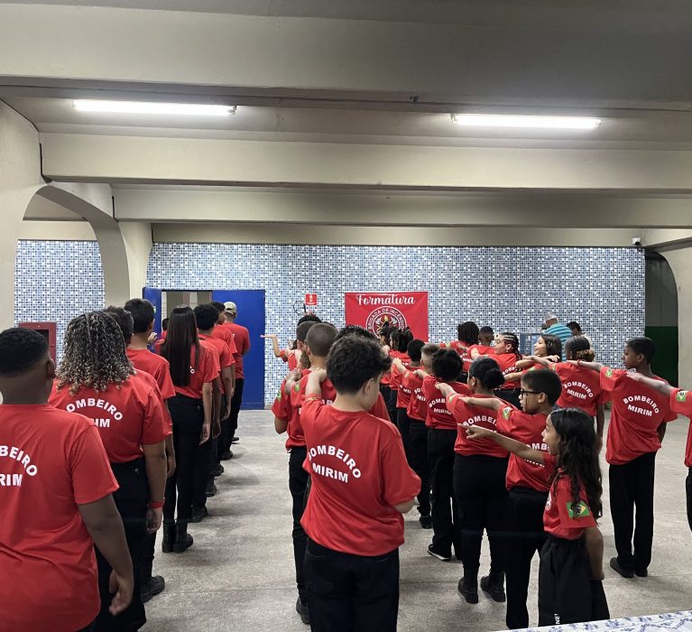 Alunos do CIEP 401 se formam na primeira turma do curso de Bombeiro e Brigadista Mirim