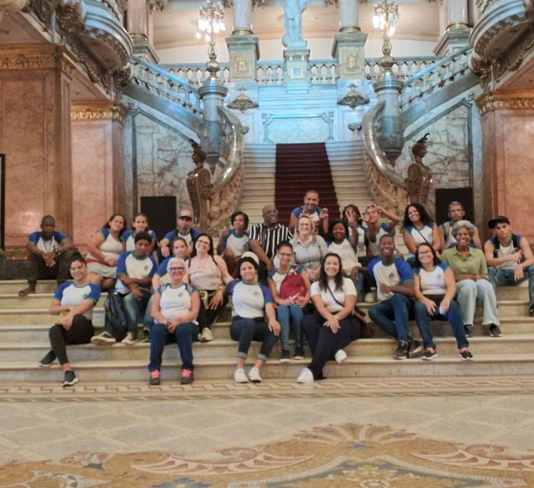 Alunos do EJA de Japeri visitam o Museu do Amanhã e o Theatro Municipal