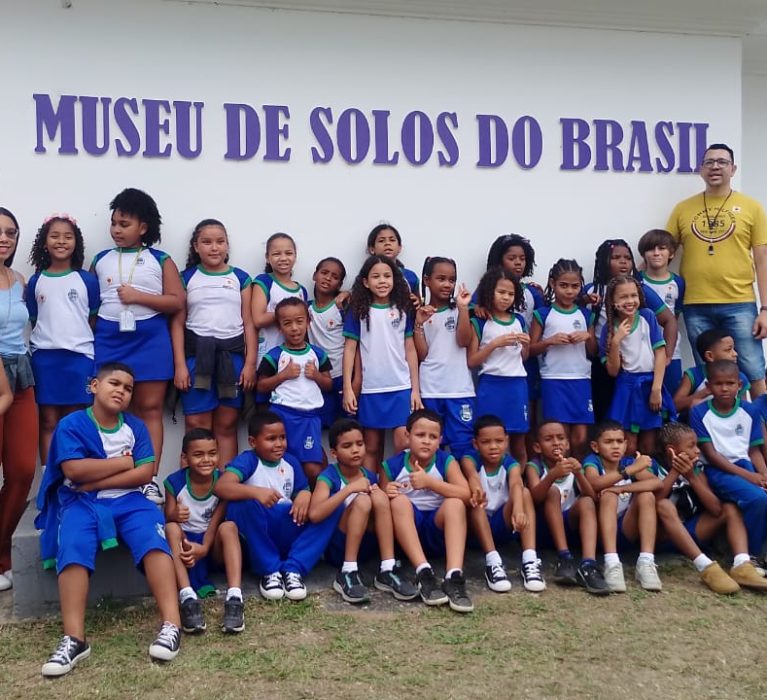 Estudantes da Escola Municipal Santa Terezinha visitam o Museu do Solo e Jardim Botânico da UFRRJ