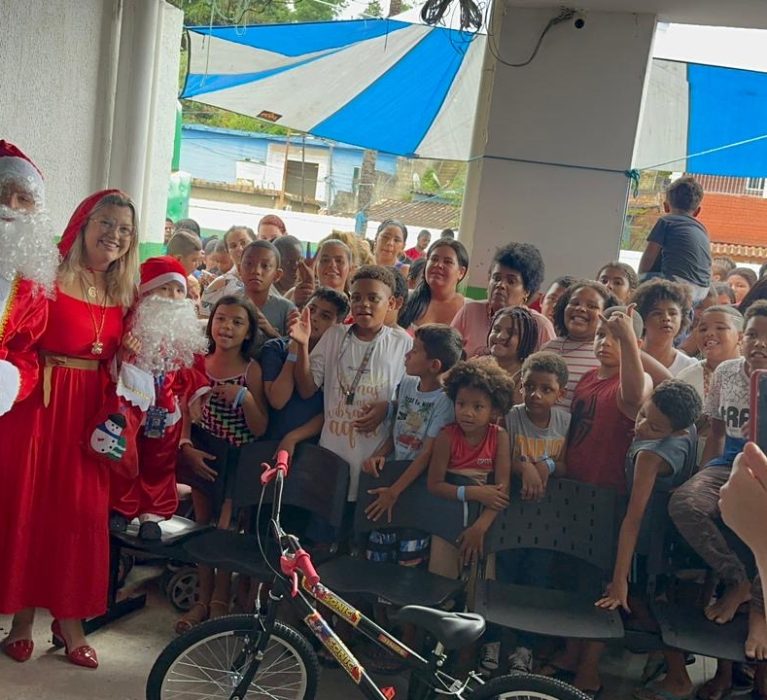 Papai Noel é recebido com festa no Natal Encantado para crianças e adolescentes do CAPSIJ