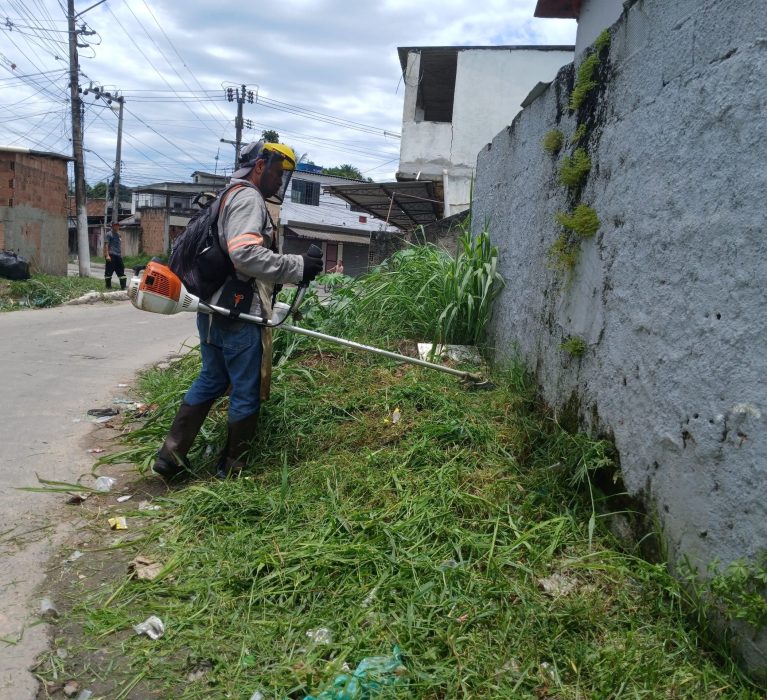 Japeri inicia limpeza manual do córrego do Primavera, no Alecrim