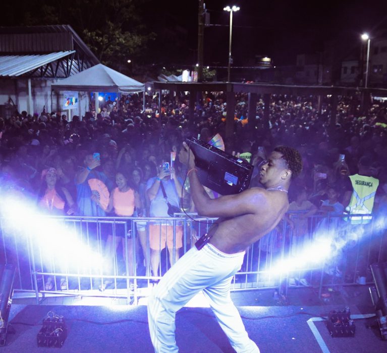 DJ Zullu e Rita Moreira encerram com chave de ouro o CarnaJáperi 2025