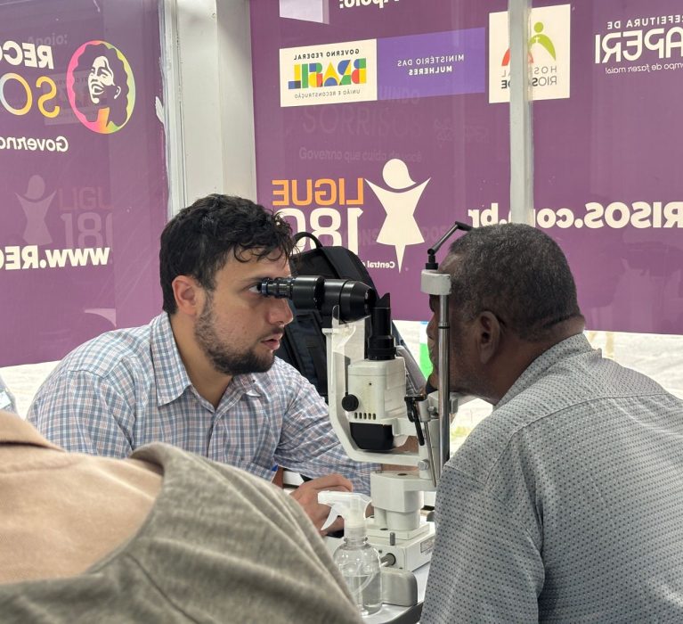 Carreta Reconstruindo Sorrisos realizou atendimentos oftalmológicos gratuitos no Paço Municipal de Japeri