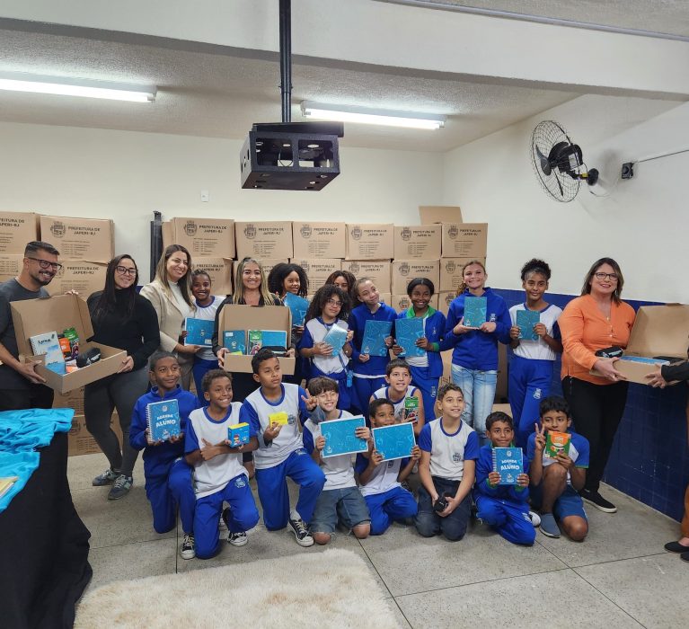 Kits escolares são entregues para alunos e professores da E.M PR. Tasso Andrade de Oliveira