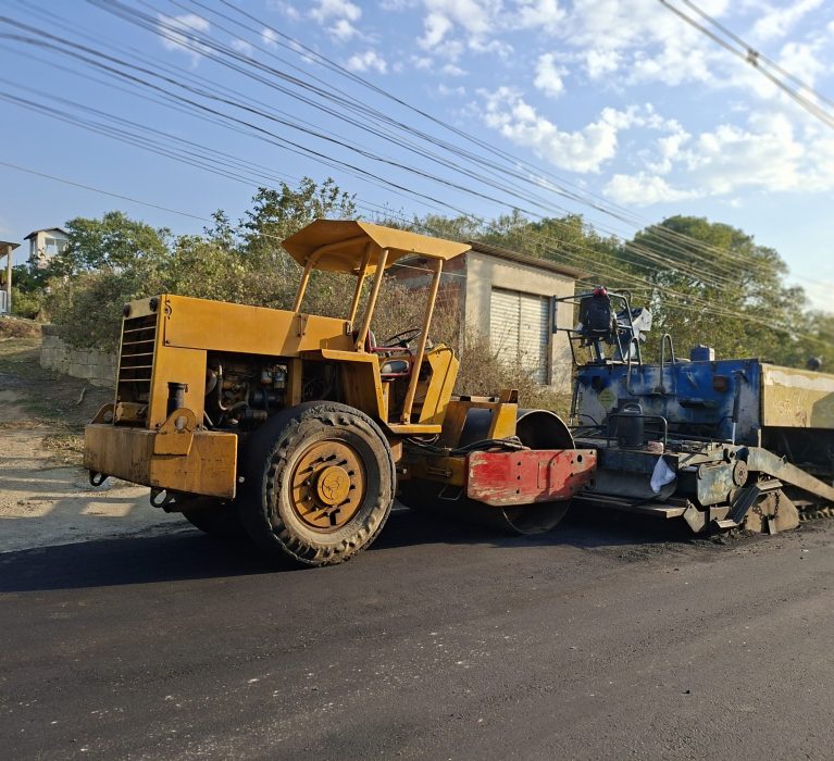 As obras seguem firmes: Rua Monteatini começa a ser asfaltada no bairro Belo Horizonte