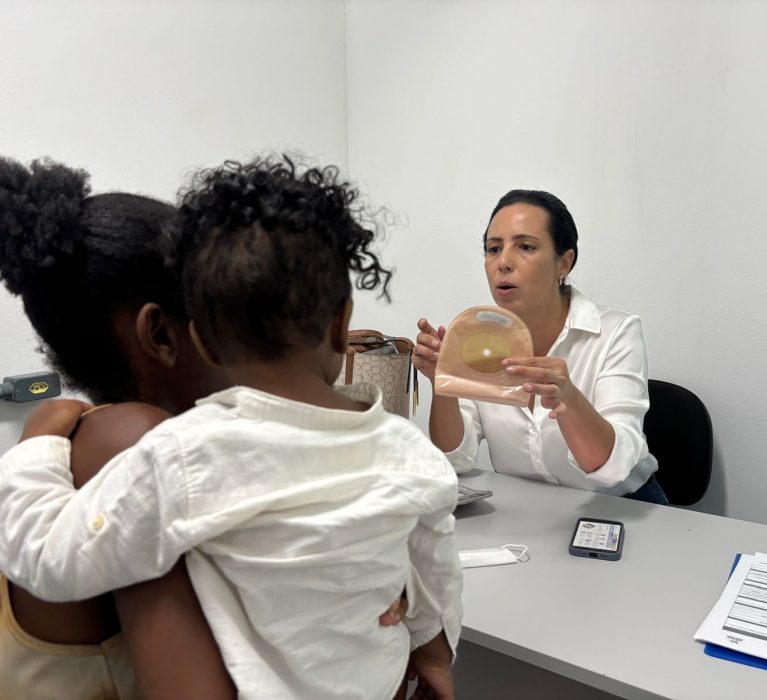 Primeiro atendimento no Polo de Estomia de Japeri muda rotina de mãe e bebê