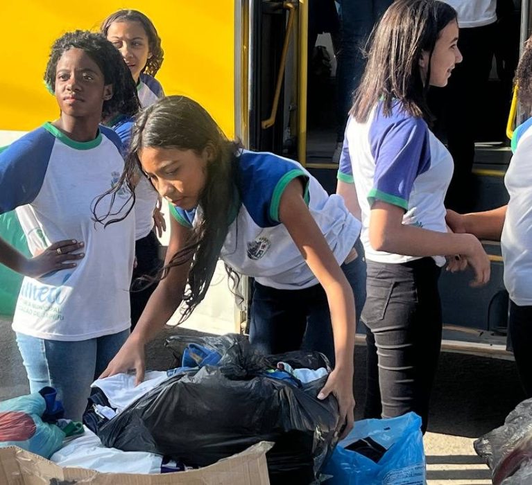 Alunos do CIEP 401 realizam entrega de agasalhos a instituições sociais de Japeri
