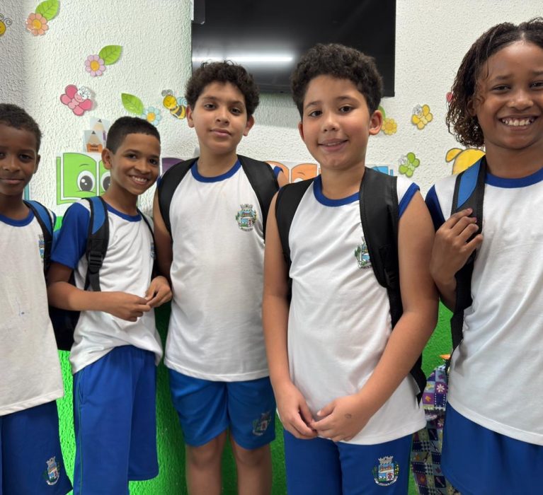 Prefeitura distribui centenas de mochilas escolares na E.M. Pr. Idalécio