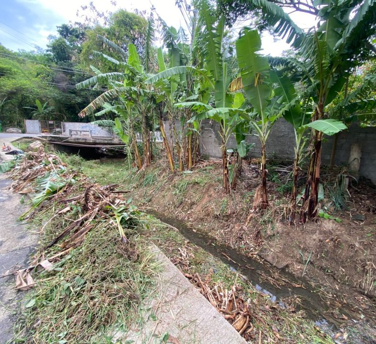 INEA realiza limpeza do Córrego São Pedro, no bairro Chacrinha