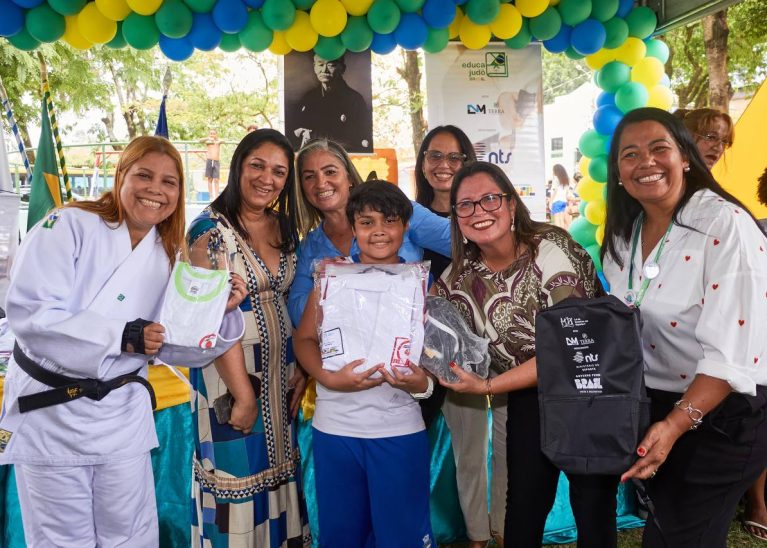 Educa Judô Brasil entrega 280 kits esportivos para alunos da rede municipal de Japeri