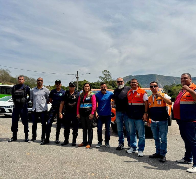 Prefeitura de Japeri entrega novos veículos para reforçar os serviços públicos do município