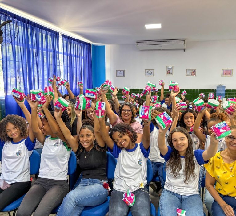 Cerca de 8 mil absorventes são distribuídos para alunas do 5º ao 9º ano da rede municipal de Japeri
