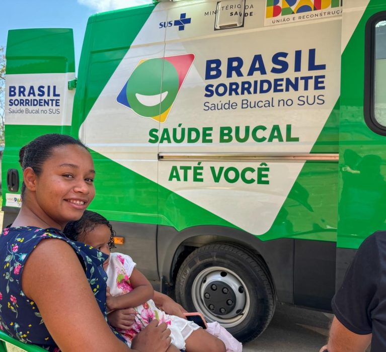 Unidade Odontológica Móvel leva atendimento e mais sorrisos aos bairros da cidade