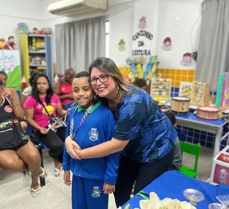 Educação de Japeri entrega mais de 400 tirantes de identificação para alunos com TEA e deficiências ocultas