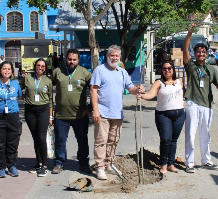Prefeitura de Japeri realiza ação de arborização na Praça Wendel Coelho