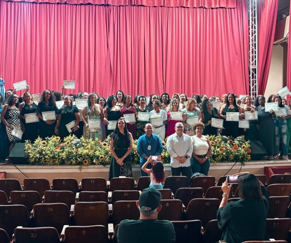Mais de 40 mulheres de Japeri recebem certificação no curso de Cuidadoras de Idosos