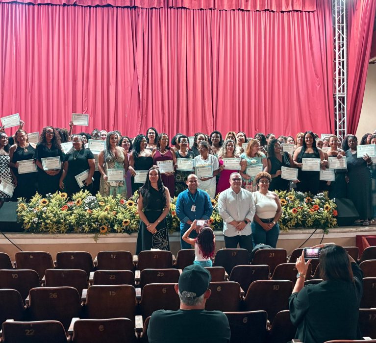 Mais de 40 mulheres de Japeri recebem certificação no curso de Cuidadoras de Idosos