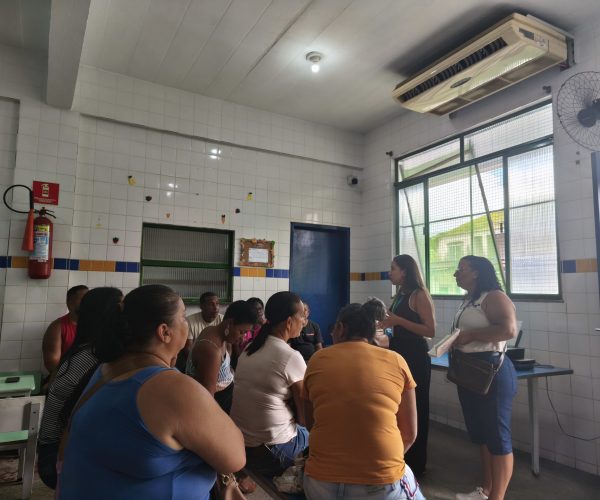 Prefeitura de Japeri presta atendimento às famílias da Rua Albatroz, após risco de deslizamento