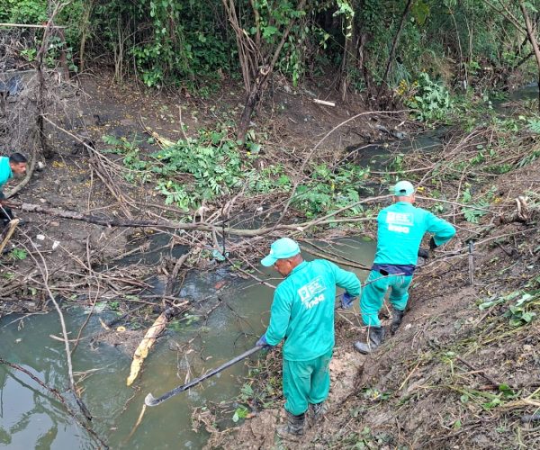 Prefeitura de Japeri intensifica limpeza e desassoreamento de rios pelo programa Limpa Rio