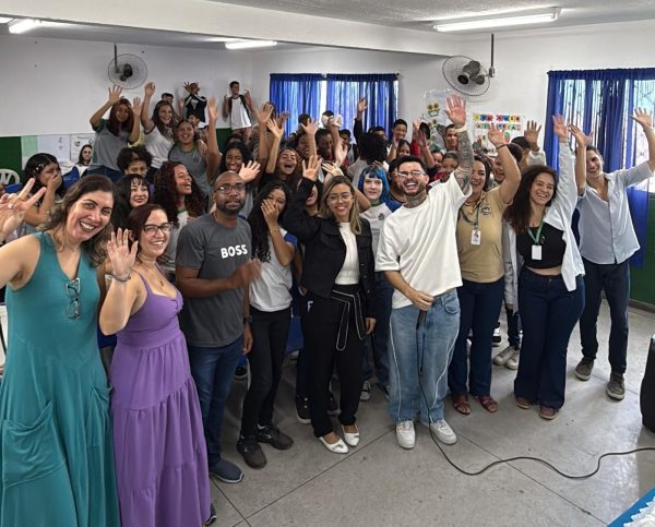 Produtor Hitmaker emociona estudantes de Japeri com trajetória de superação e sucesso na música