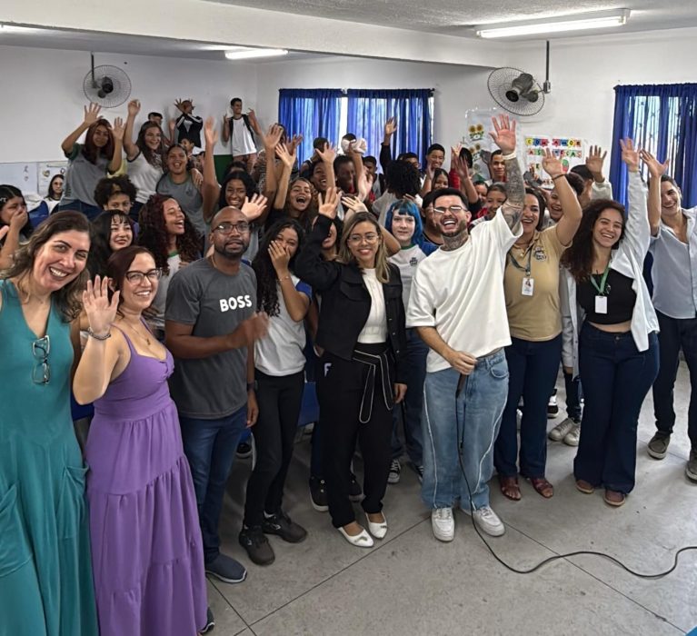 Produtor Hitmaker emociona estudantes de Japeri com trajetória de superação e sucesso na música