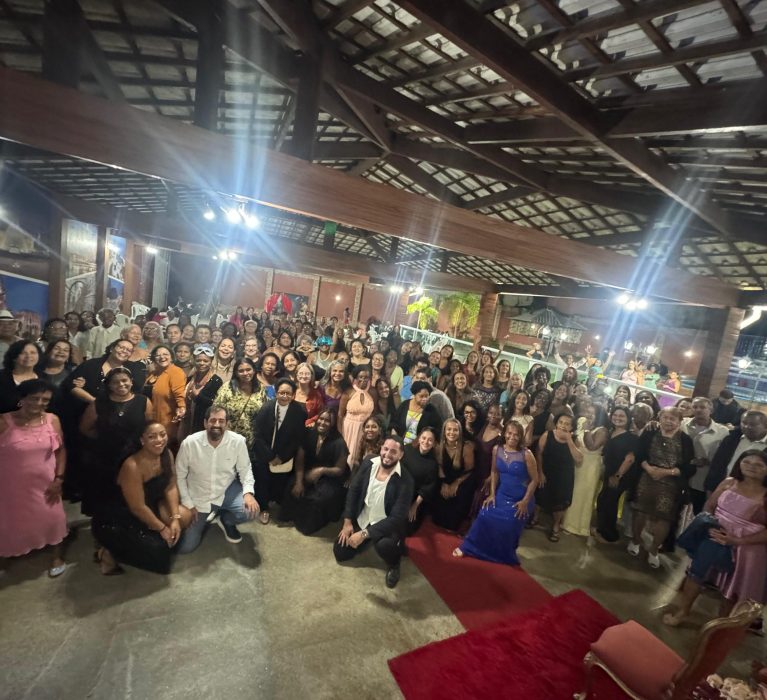 Baile de Gala homenageia mães da Academia da Saúde com noite de encanto e celebração