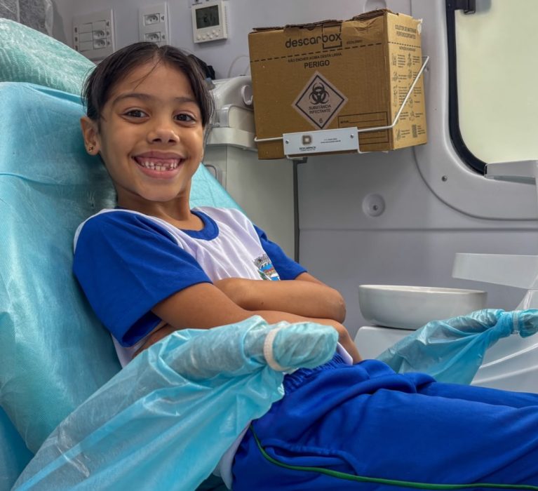 Dia D da Saúde Bucal leva Unidade Odontológica Móvel às escolas de Japeri